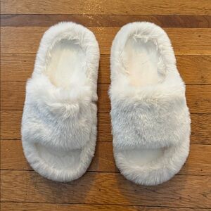 NWOT Source Unknown Plush Faux-Fur Slide Slippers - White